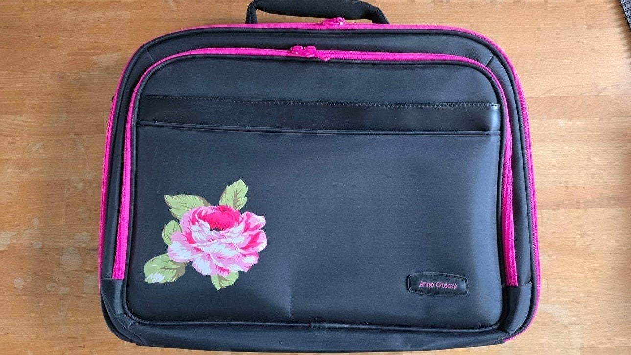 Zwarte laptoptas met roze accenten en bloemmotief, Ophalen of Verzenden, Zo goed als nieuw, Zwart, Overige typen