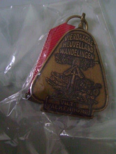 vierdaagse  heuvelland  wandelingen medaille, Ophalen of Verzenden, Overige materialen