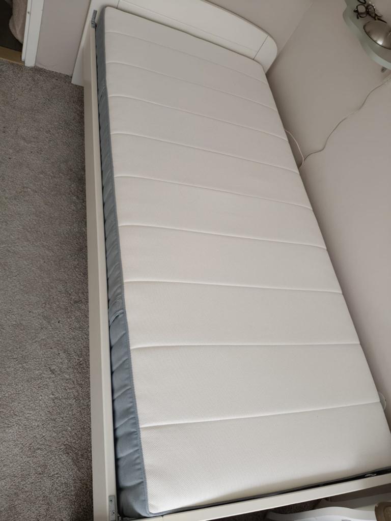 Bed met IKEA Vesteröy matras (1 jaar oud) - MOET SNEL WEG, Ophalen, Gebruikt, 90 cm, Eenpersoons
