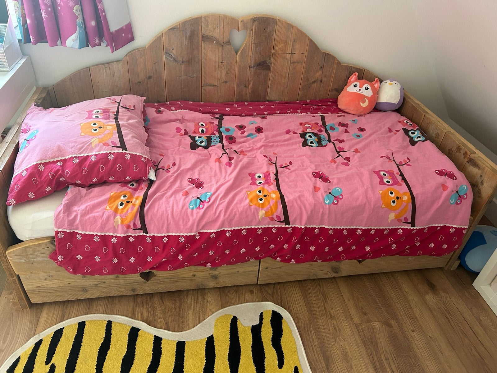 Houten kinderbed met hartjesuitsparing, Huis en Inrichting, Ophalen, 90 cm, Eenpersoons, Bruin