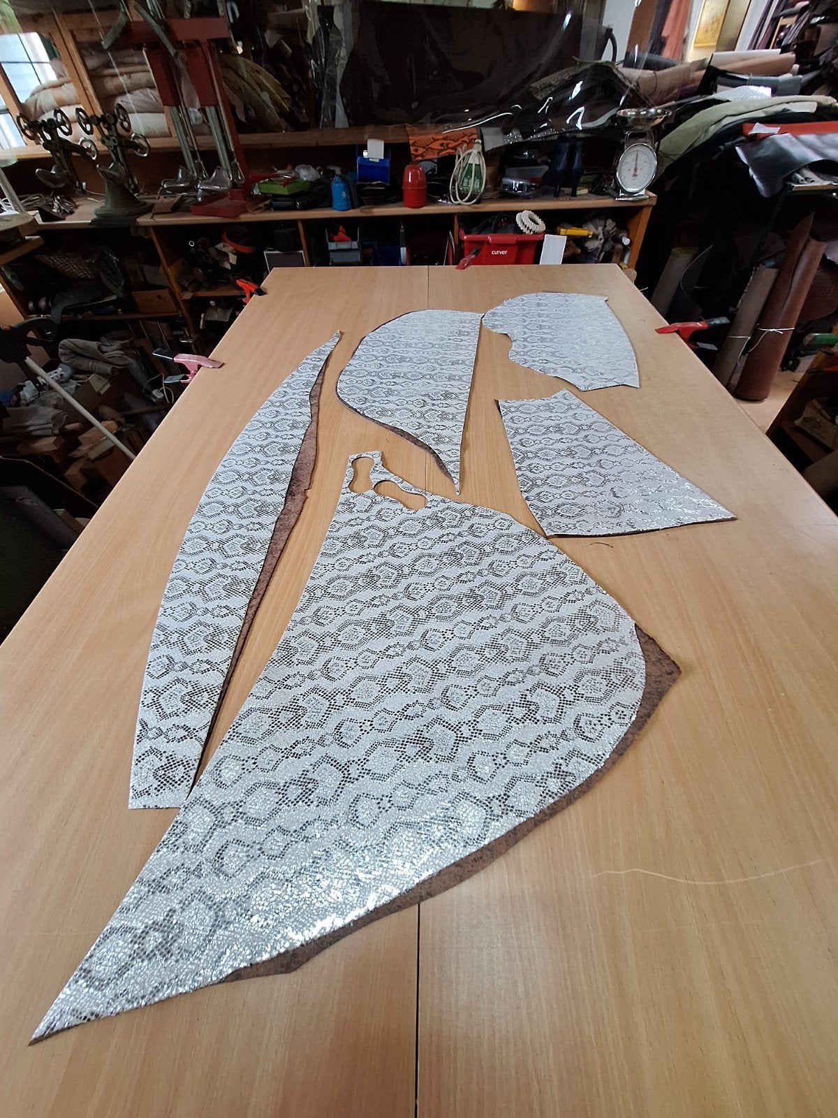 Afval plaat Lederstukken,zilver, 15 euro., Hobby en Vrije tijd, Leer of Kunstleer, Nieuw, Ophalen of Verzenden, 30 tot 120 cm