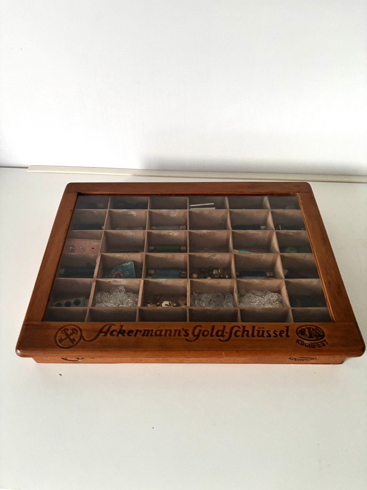 Ackermann fourniturenkastje vitrine Garenkastje Naaigaren, Antiek en Kunst, Ophalen of Verzenden