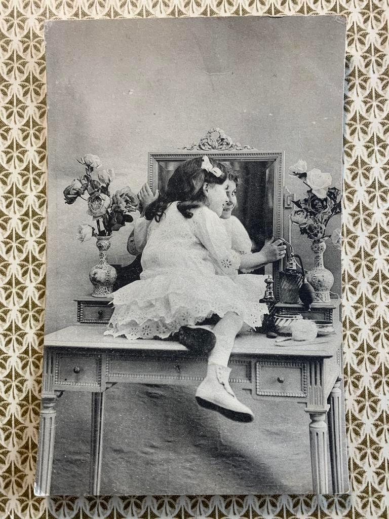 Meisje voor de spiegel, Ophalen of Verzenden, Voor 1920, Gelopen, Kinderen