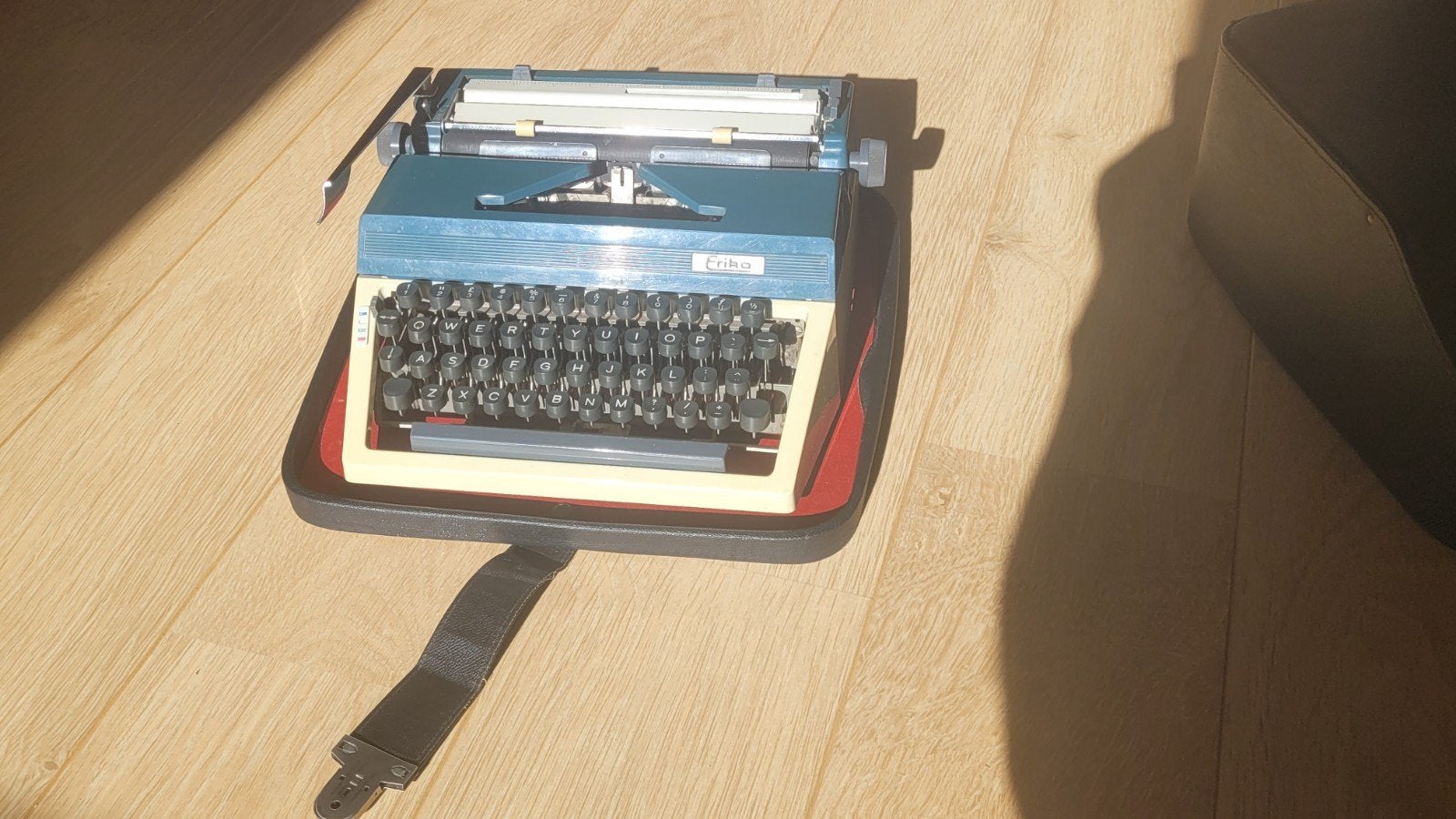 Vintage Erika typemachine, Ophalen