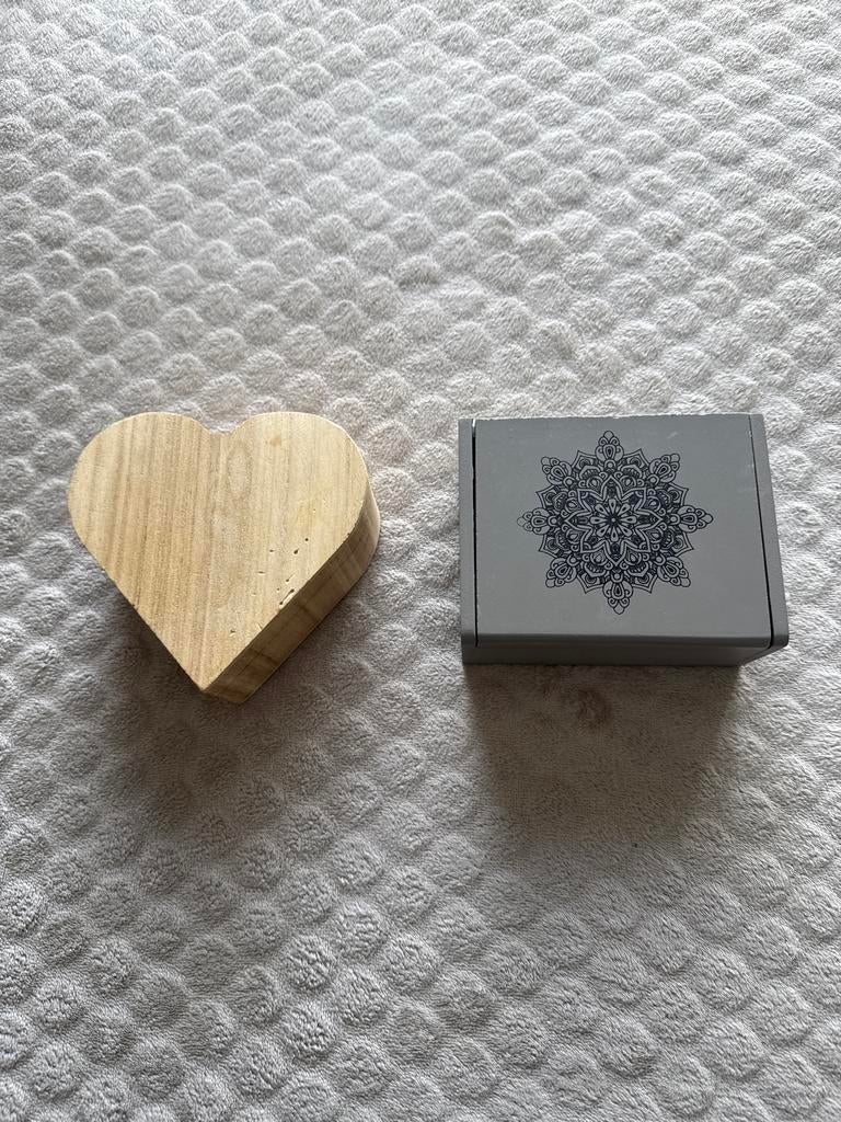 Houten doosjes: hartvormig en grijs met mandala, Ophalen of Verzenden, Gebruikt, Overige houtsoorten, Minder dan 50 cm