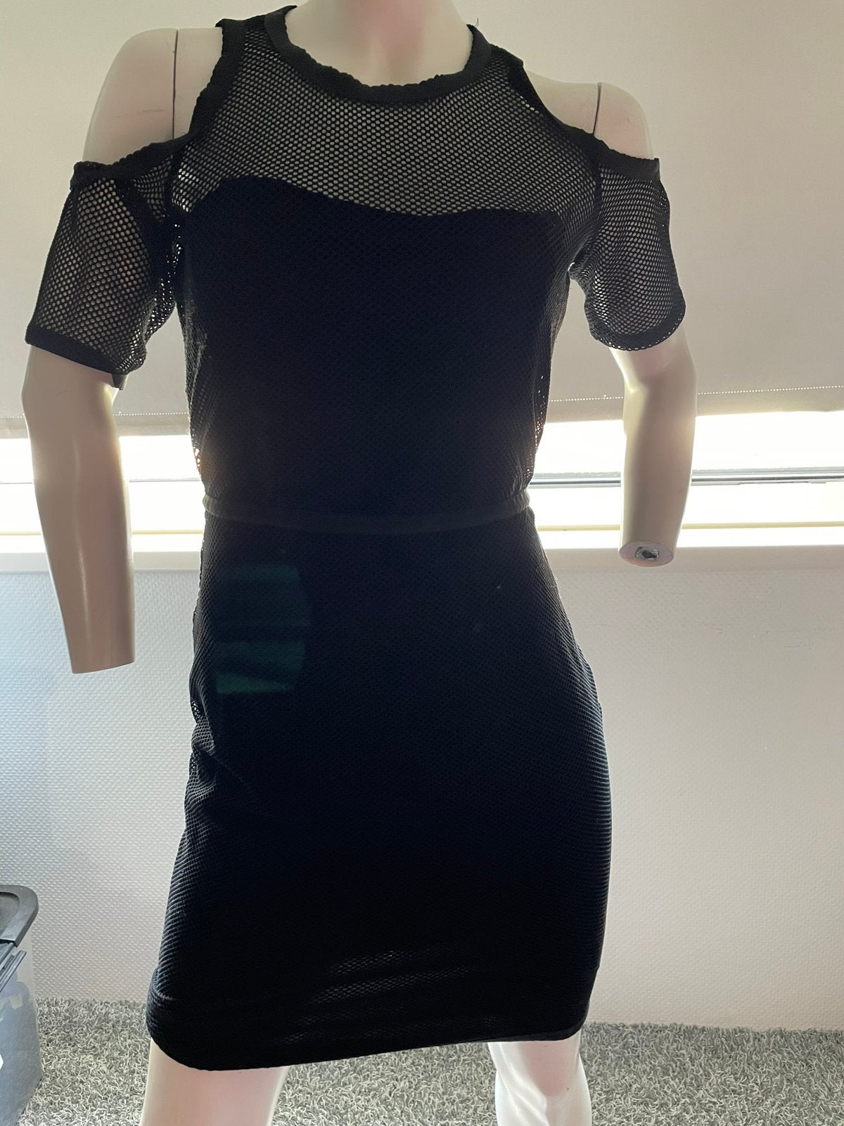 Liu jo jurkje met open schouders maat it 42 nl 38, Kleding | Dames, Jurken, Maat 38/40 (M), Zwart, Ophalen of Verzenden, Zo goed als nieuw