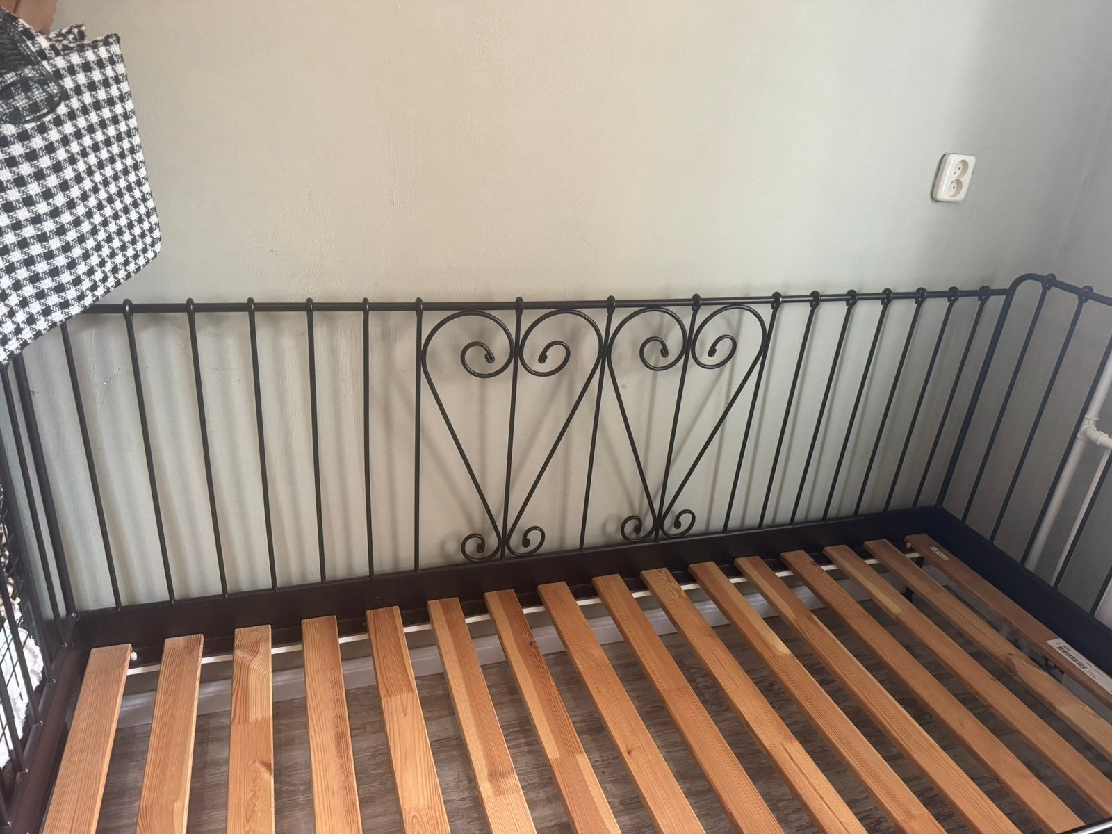 Zwarte ijzeren slaapbank 90 bij 2 meter 15 euro, Ophalen, Gebruikt, 90 cm, Eenpersoons