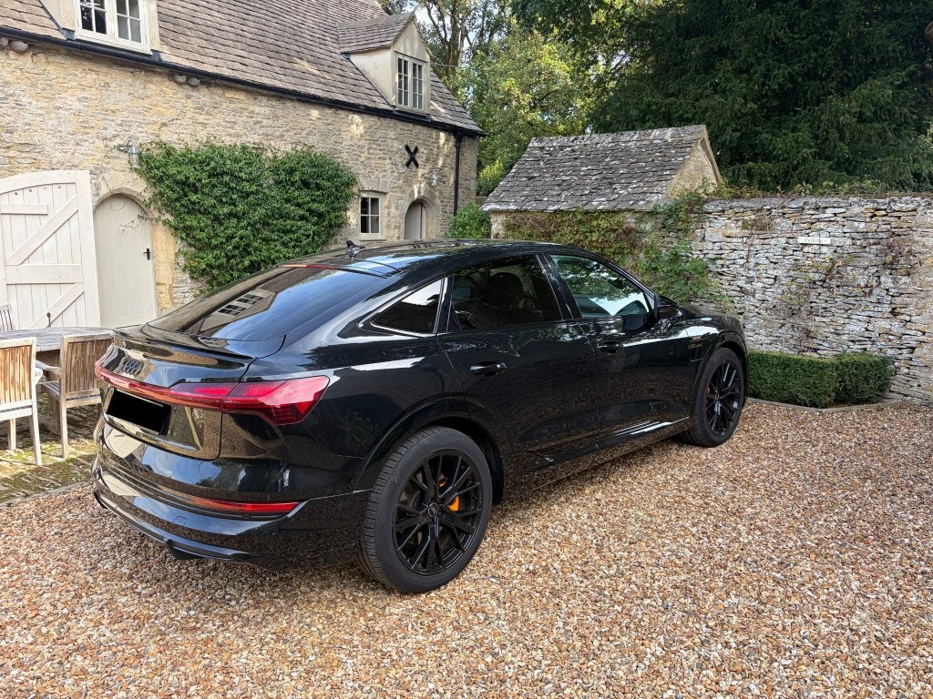 Audi e-tron Sportback 55 quattro S Black Edition 95kWh Full, Auto's, Automaat, Dealer onderhouden, 0 cilinders, 1800 kg