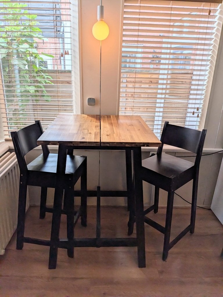 SKOGSTA hoge tafel + twee NORRAKER hoge stoelen van IKEA, Ophalen, 50 tot 100 cm, Vierkant, Tot twee personen