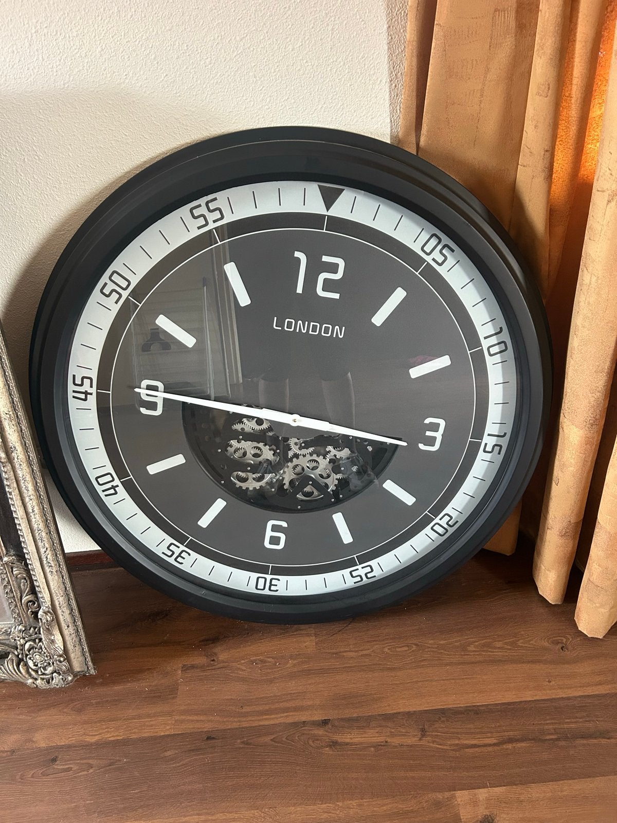 Grote Zwarte Wandklok met Zichtbaar Uurwerk - London, Wandklok, Zichtbaar uurwerk, Analoog, Ophalen of Verzenden