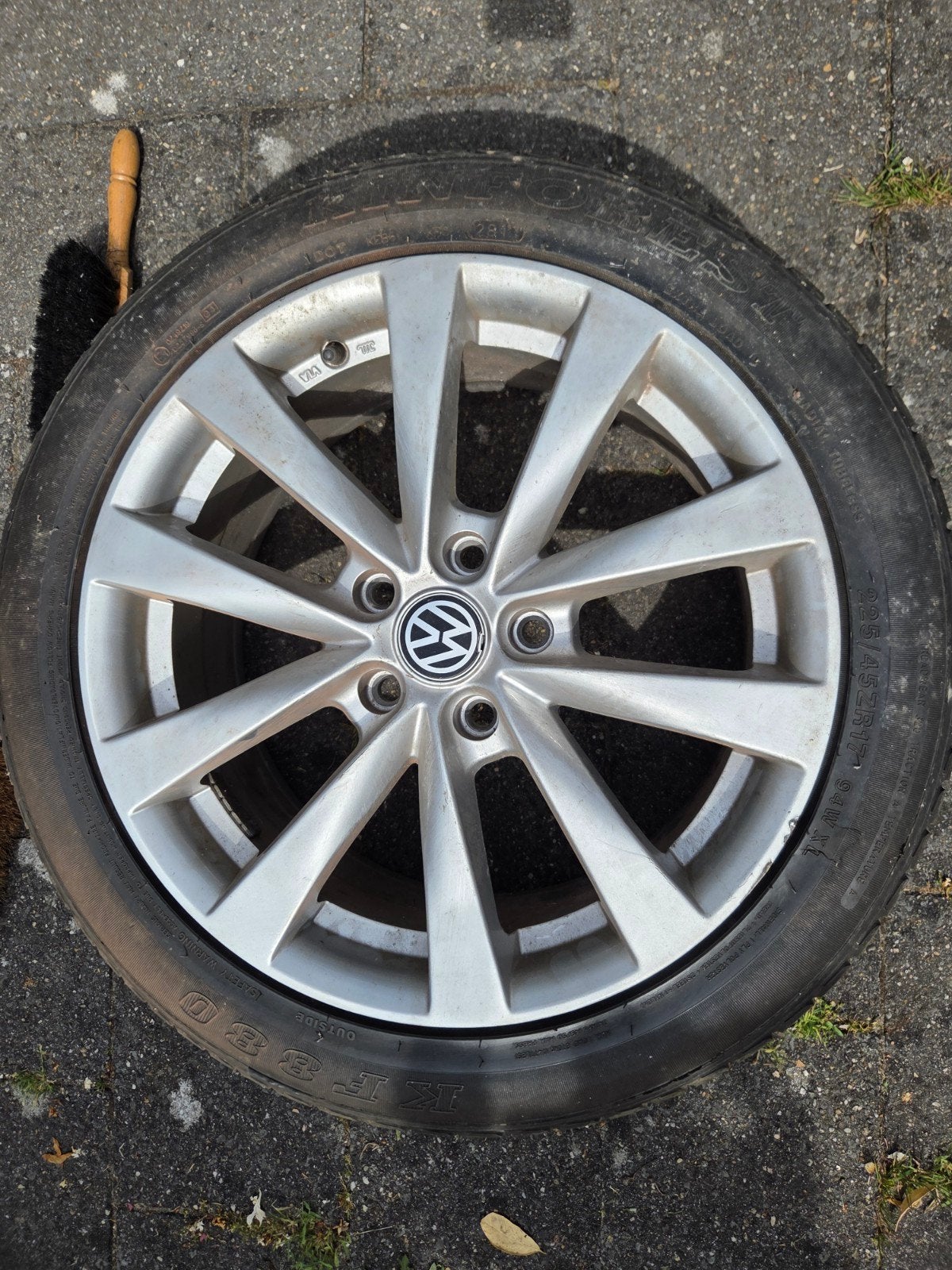 Autoband met velg Volkswagen 225/45ZR17, Ophalen, Gebruikt, Banden en Velgen, 17 inch