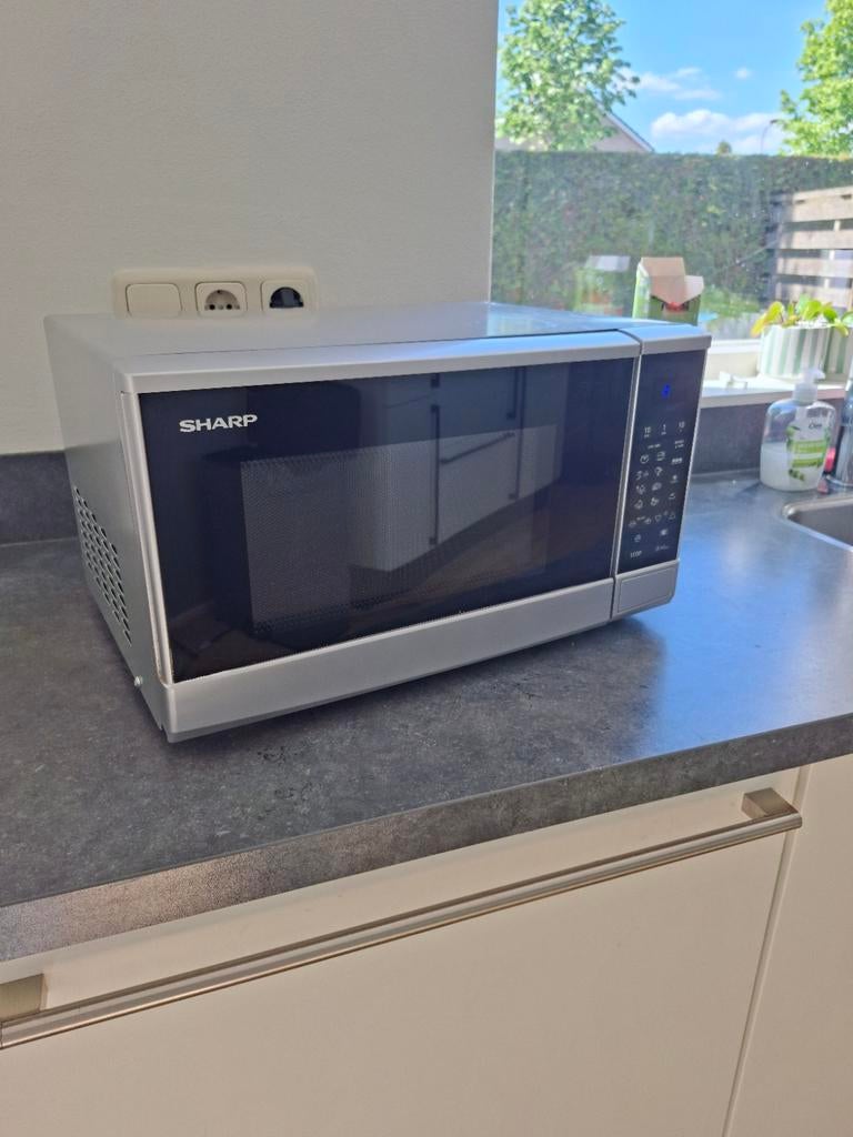 zilverkleurige Sharp R270S solo-magnetron, Ophalen of Verzenden, Draaiplateau, Magnetron, Zo goed als nieuw
