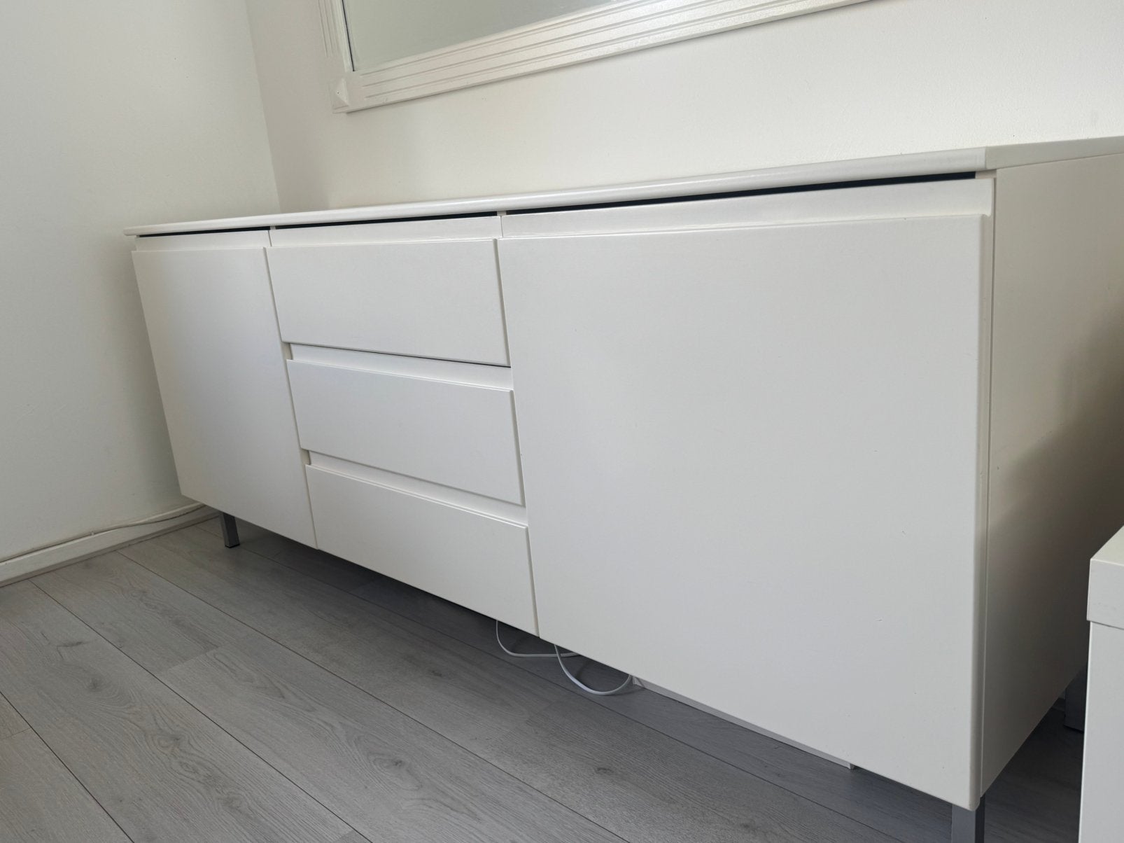 Moderne witte dressoir met grote spiegel, Huis en Inrichting, Ophalen, Overige materialen, Moderne Dressoir hoogglans, Met deur(en)