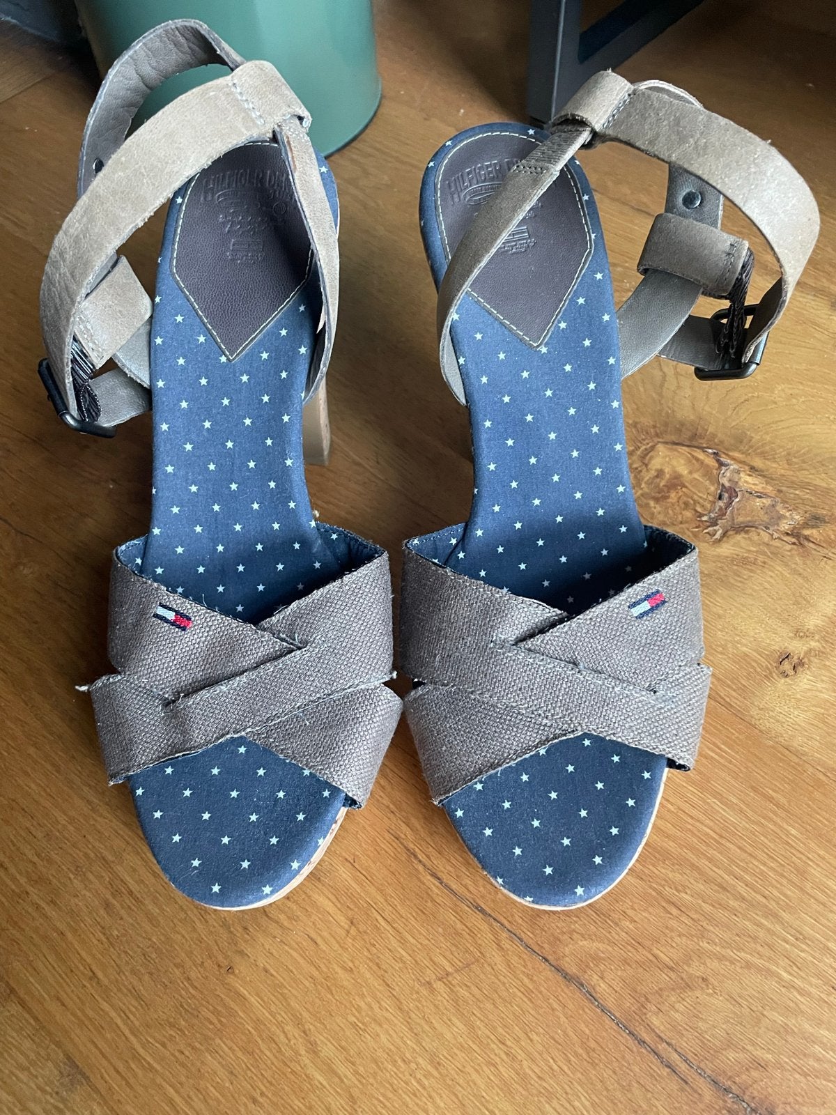Tommy Hilfiger sandalen met hak - Maat 40, Overige kleuren, Nieuw, Sandalen of Muiltjes, Ophalen of Verzenden