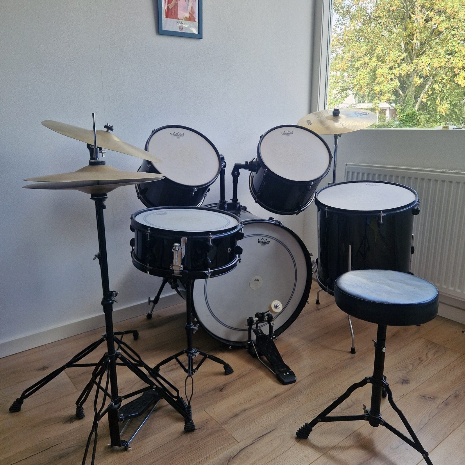 Zwart Remo drumstel met bekkens en krukje, Muziek en Instrumenten, Ophalen, Gebruikt, Overige merken