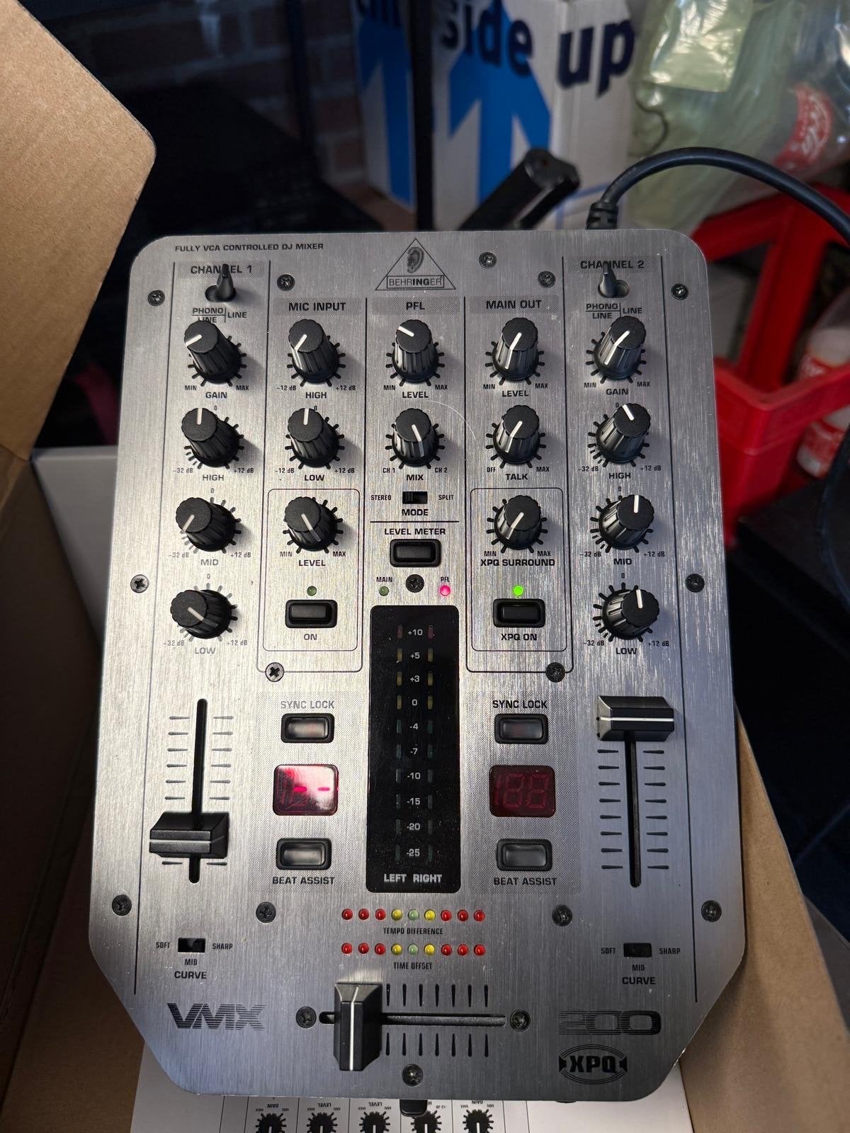 ≥ Behringer VMX200 DJ Mixer - Zo goed als nieuw — Dj-sets en