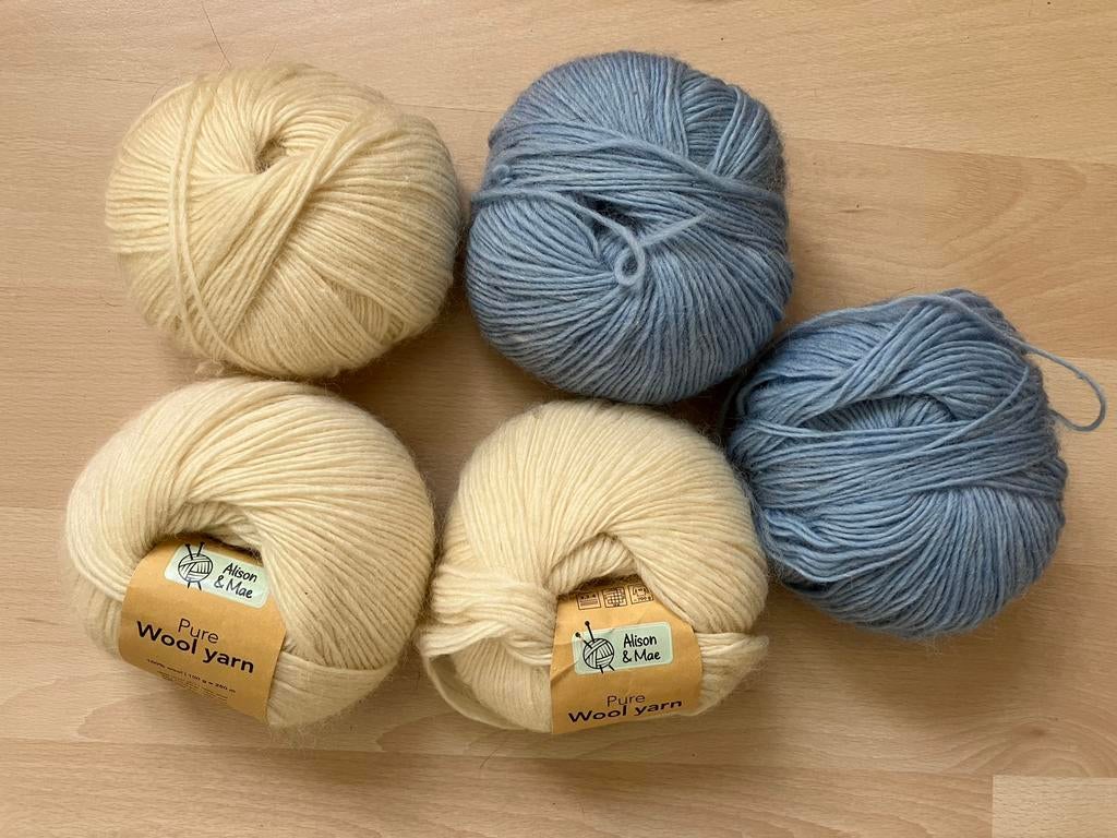 Alison&Mae 500 gram breiwol100% wol creme+lichtblauw nieuw, Ophalen of Verzenden, Nieuw, Breien of Haken, Wol of Garen
