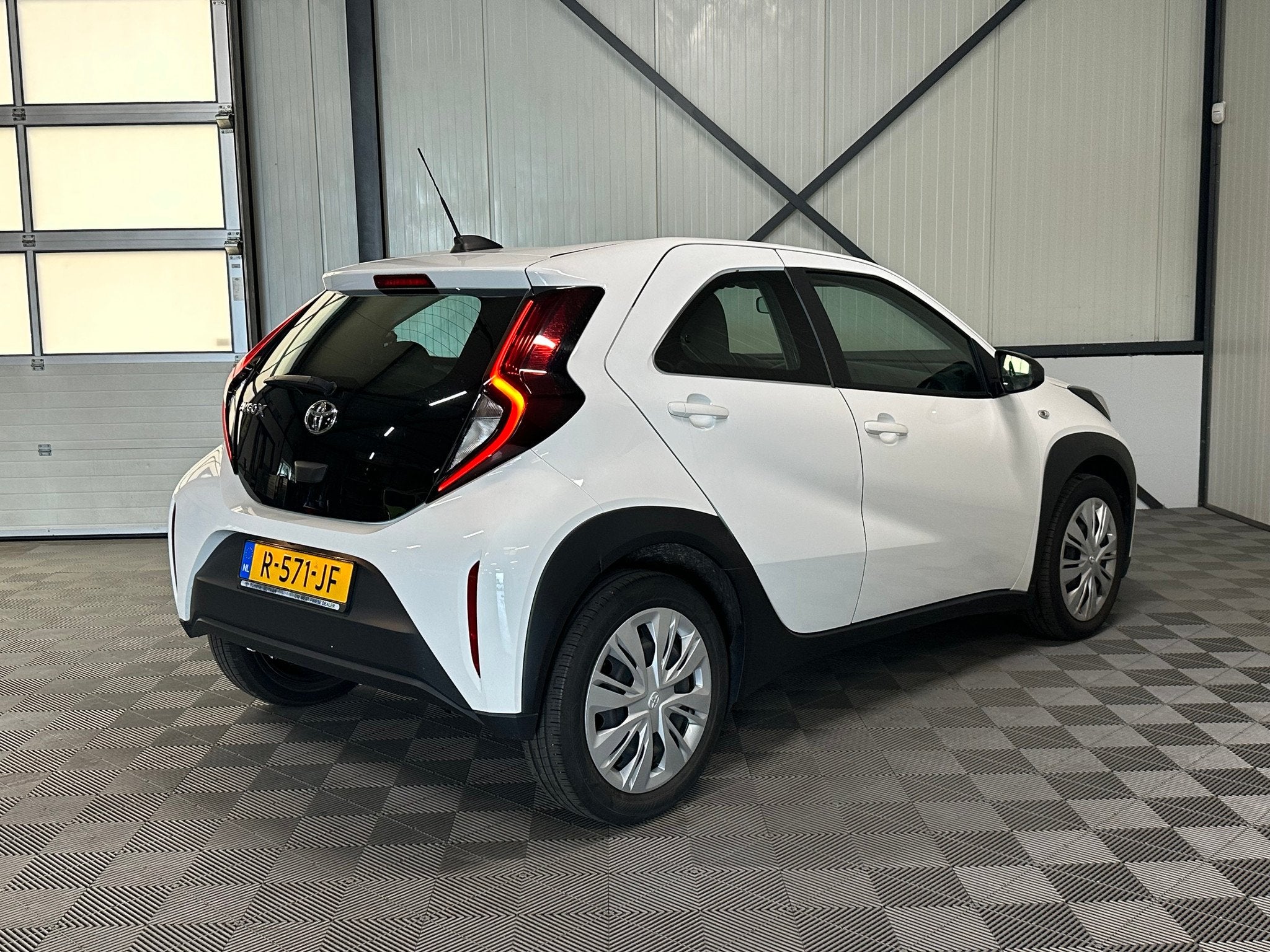 Toyota Aygo X 1.0 VVT-i | MT Play 5-Drs | Airco | Carplay |, Auto's, Gebruikt, 920 kg, 4 stoelen, Wit