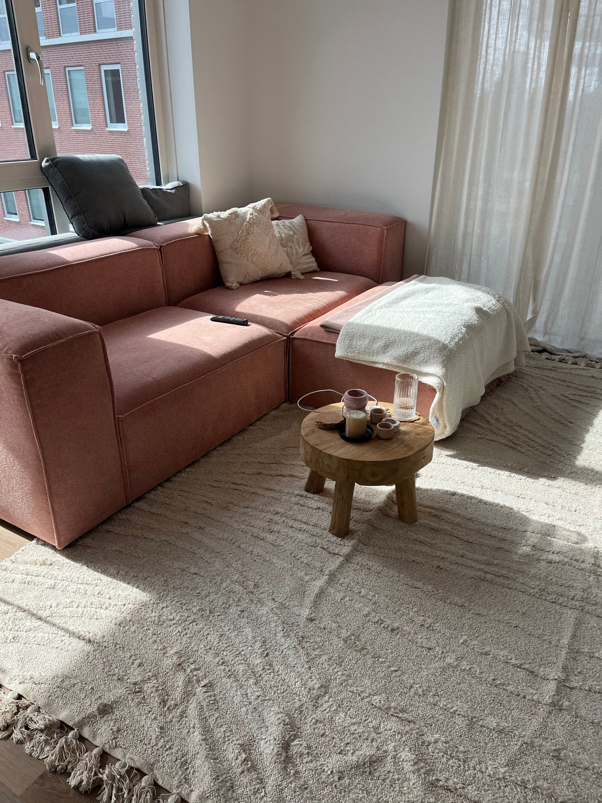 Nous Living Igor 3-zitsbank met hocker, 2 jaar oud, Huis en Inrichting, Ophalen, Driepersoons, Zo goed als nieuw, Rechte bank
