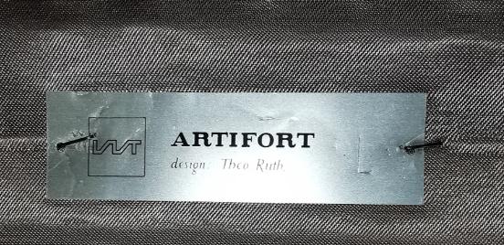 Artifort Portretfauteuil (1950), Ophalen
