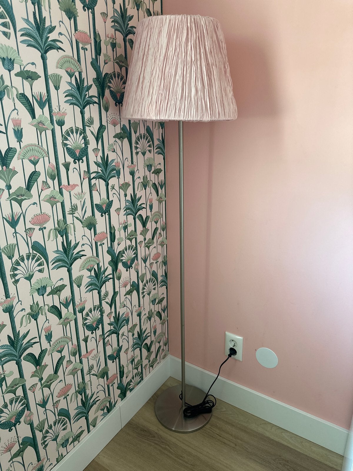 Staande lamp met roze kap BIJNA GRATIS, Ophalen, Gebruikt, E27 (groot), Metaal