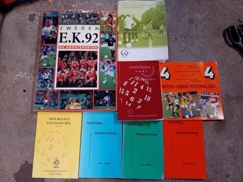 8 voetbal boeken ek92 Zweden jeugdtraining spelregels, Ophalen of Verzenden, Gelezen, Diverse auteurs, Balsport