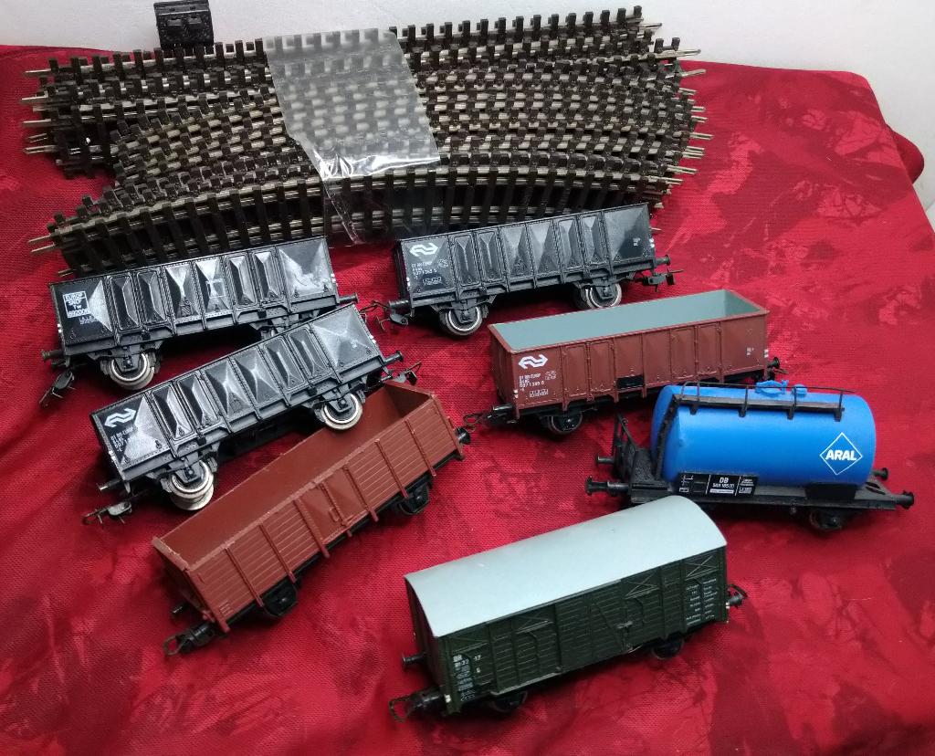 Zeven Piko wagons (Aral) en wat losse rails, Hobby en Vrije tijd, Modeltreinen | H0, Gebruikt, Rails, Gelijkstroom, Overige merken