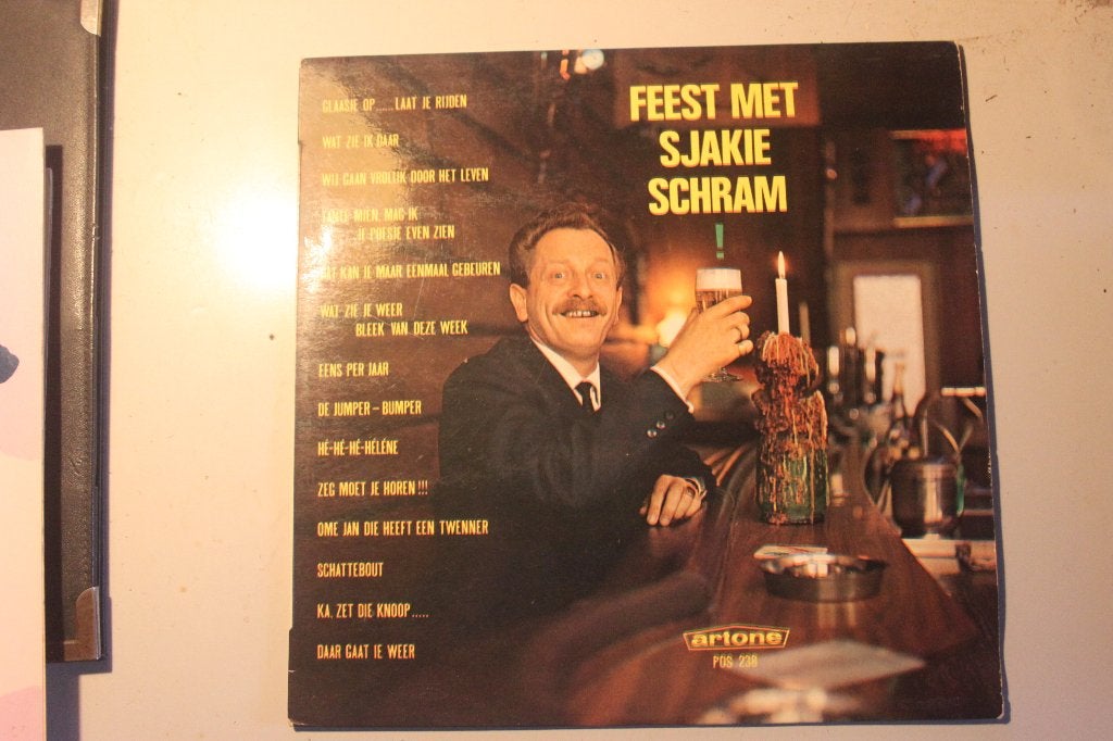 501o - lp - sjakie schram - feest met, Ophalen of Verzenden, Gebruikt, 12 inch, Levenslied of Smartlap