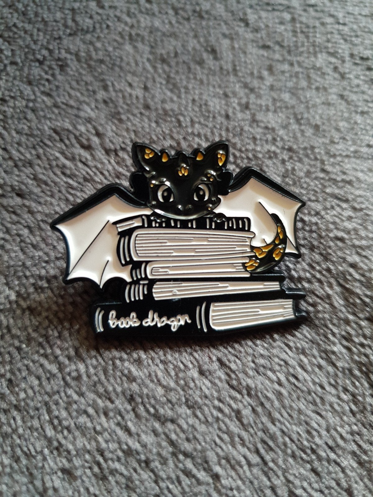 Draakje op stapel boeken emaille pin / speldje, Ophalen of Verzenden, Zo goed als nieuw, Overige onderwerpen, Speldje of Pin