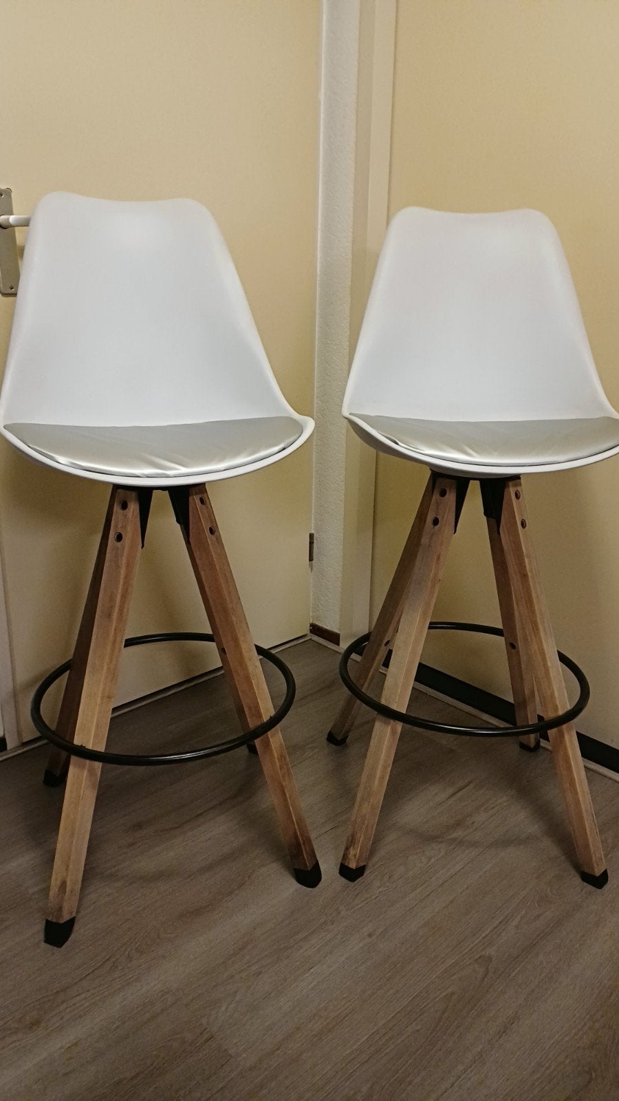Twee moderne barkrukken met houten poten, Ophalen, Gebruikt, Met voetsteun, Hout