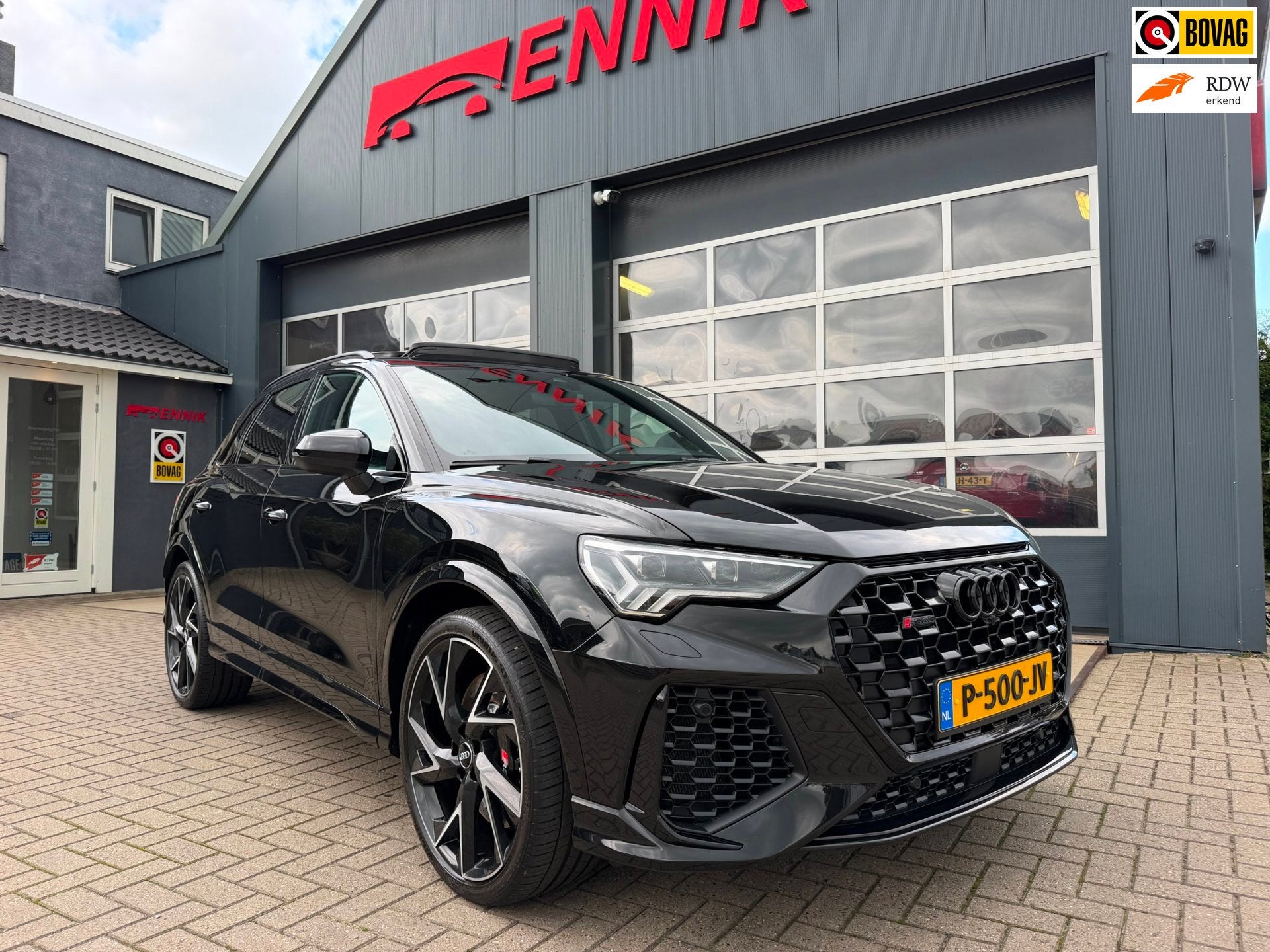 Audi RS Q3 2.5 TFSI RS Quattro 400PK / Pano / RS Seats / B&O, Auto's, Dealer onderhouden, Gebruikt, Zwart, Bedrijf