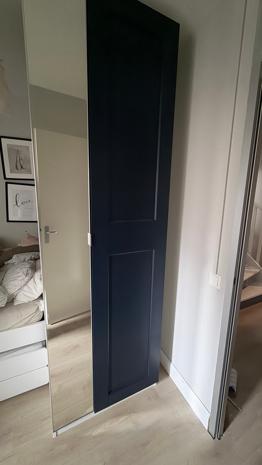 IKEA AHEIM/GRIMO Kledingkast met spiegel en donkerblauwe deu, 200 cm of meer, Zo goed als nieuw, 25 tot 50 cm, Overige houtsoorten