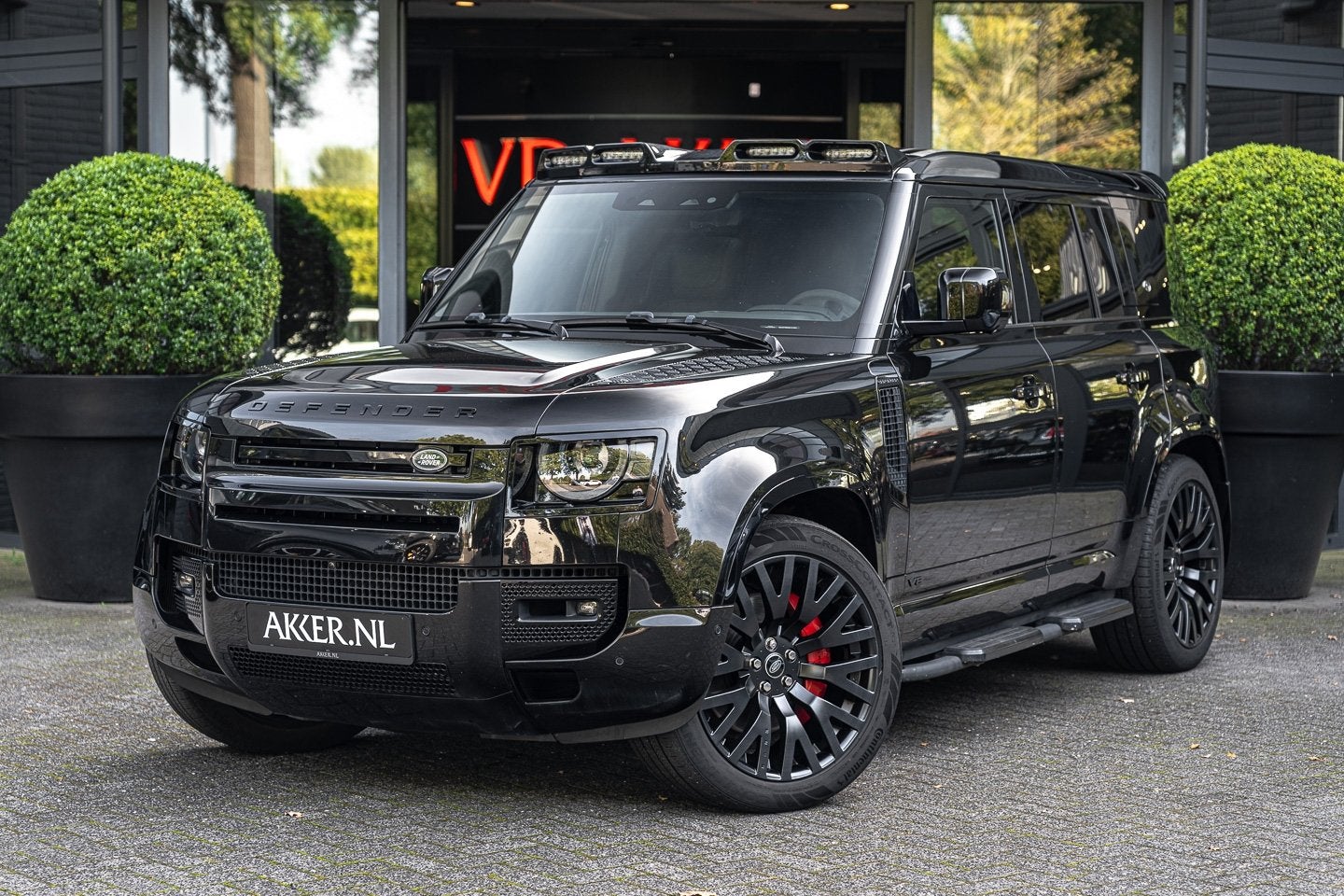 Land Rover Defender 110 P525 V8 Supercharged | 22 Inch Kahn, Auto's, Automaat, Gebruikt, Zwart, Origineel Nederlands