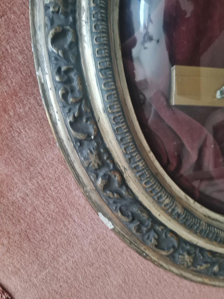 Vintage houten lijst met bol glas en kruisbeeld groter model, Heikant 21 Kaatsheuvel, Minder dan 50 cm, Belle Vieille Brocante