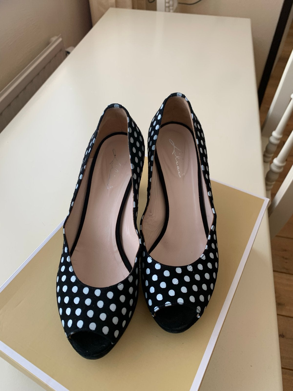 Lilian Zwarte Pumps met Witte Stippen, Kleding | Dames, Schoenen, Ophalen of Verzenden, Zo goed als nieuw, Zwart, Pumps