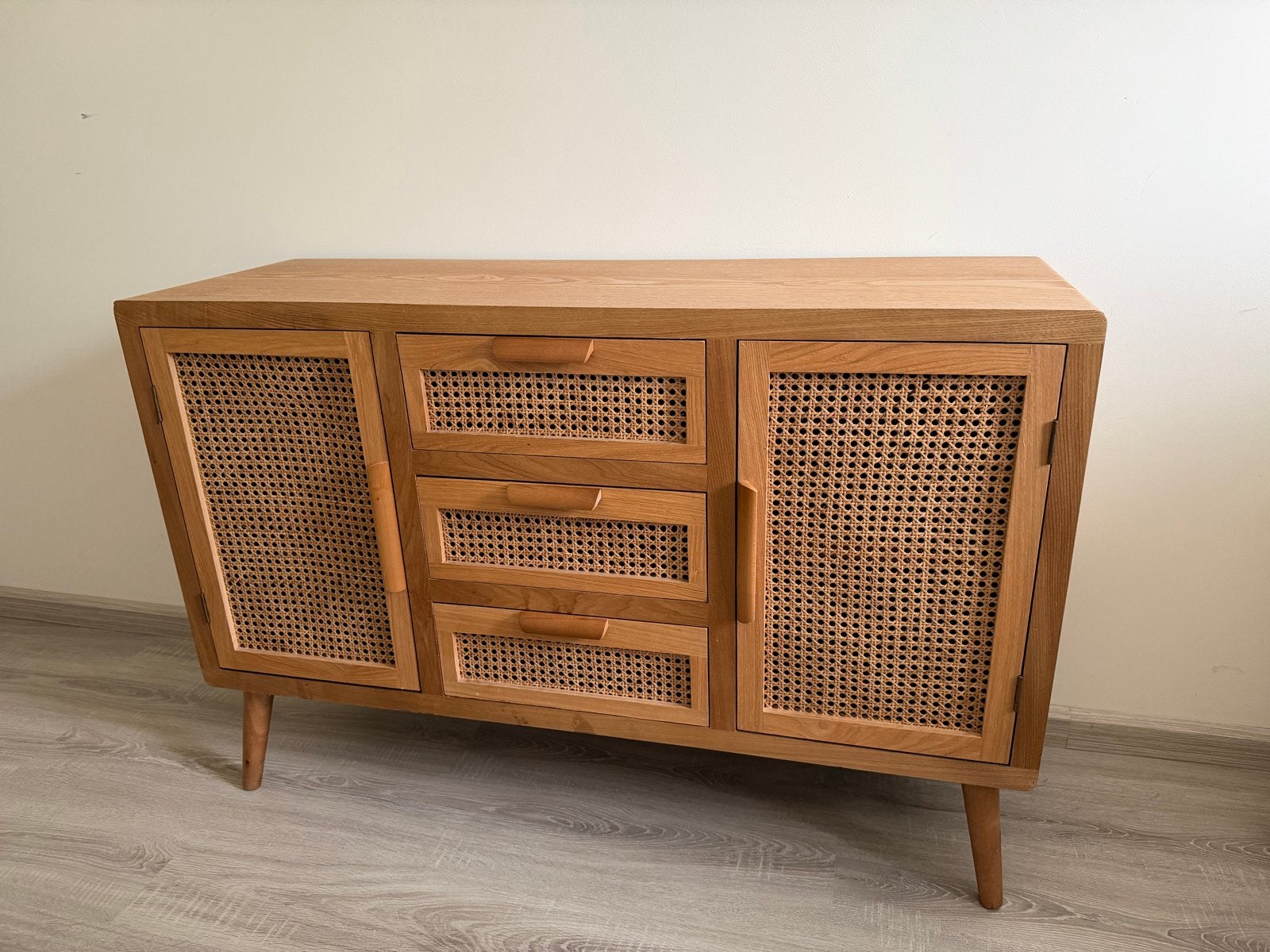 Stijlvol eiken dressoir met rotan details van Westwing