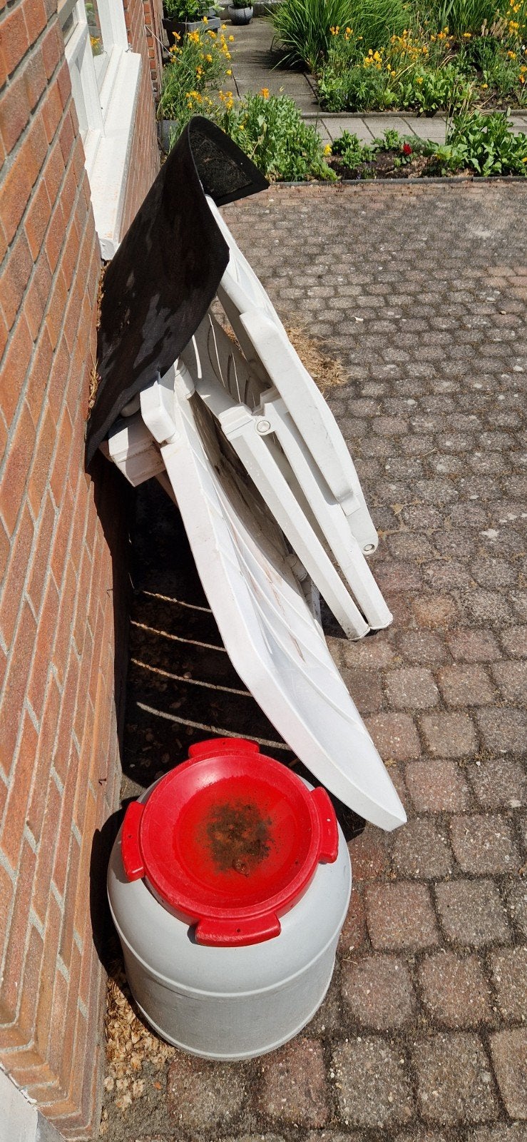 2 stoelen wit plastic en en ligbed ook wit, Tuin en Terras, Ligbedden, Ophalen