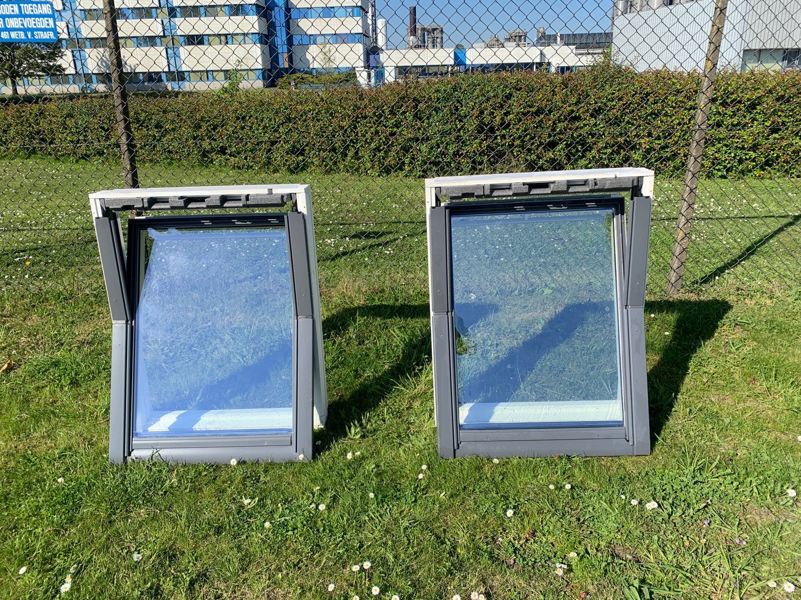 2 VELUX DAKRAMEN GGL MK04 MET GORDIJNEN EN GOOTSTUKKEN, Doe-het-zelf en Verbouw, Glas en Ramen, Ophalen, Minder dan 80 cm, 80 tot 120 cm