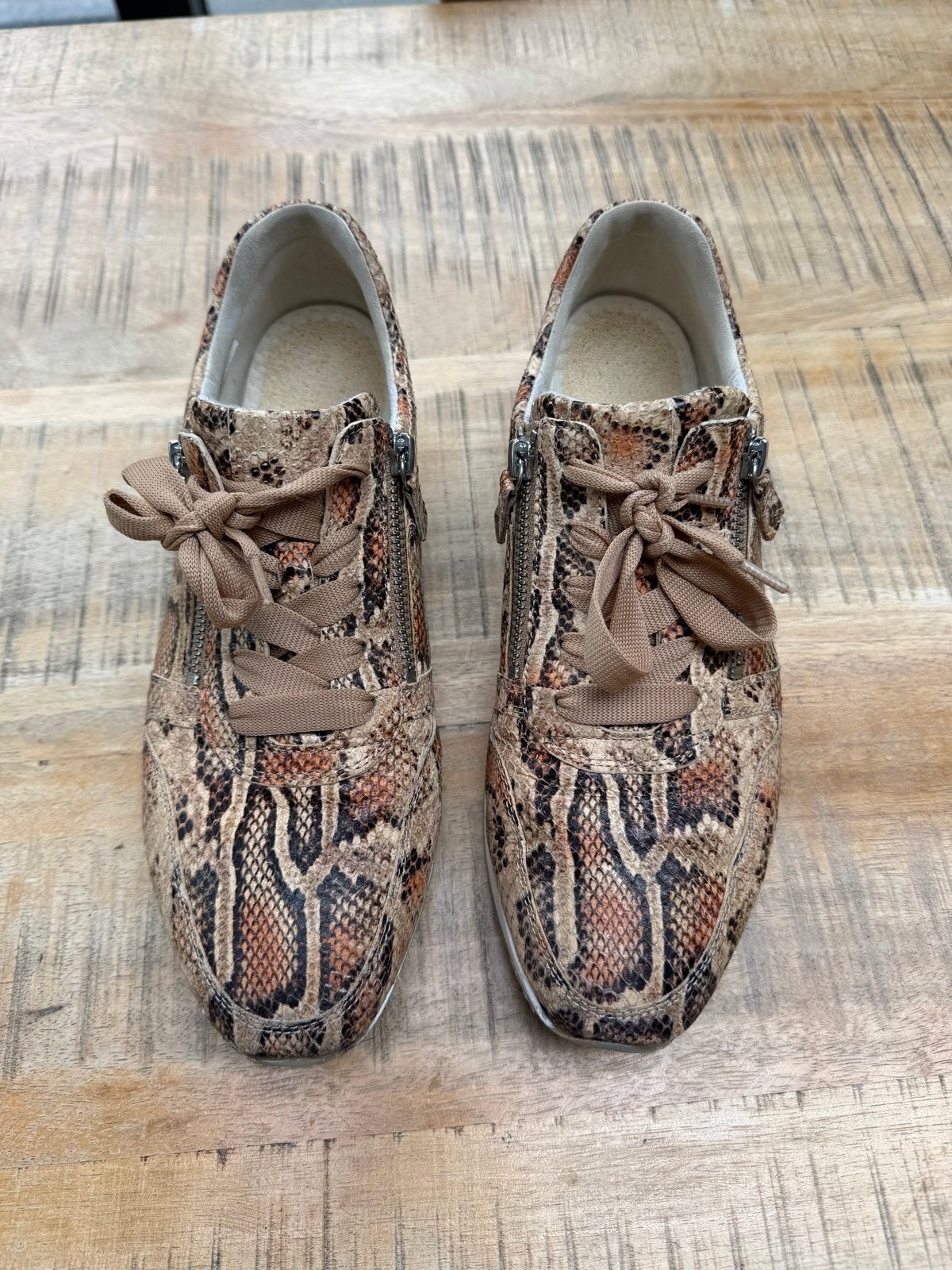 Dames sneakers met slangenprint - Maat 40/6,5, Ophalen of Verzenden, Gedragen, Bruin, Sneakers of Gympen