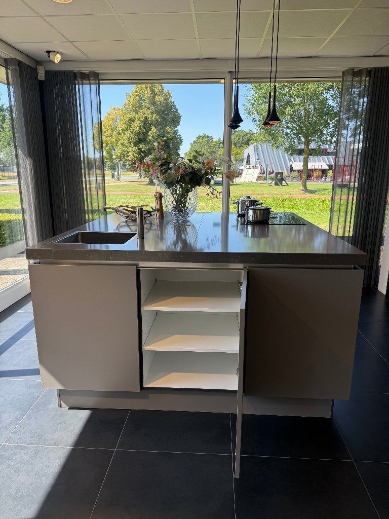 Showroomkeuken, Huis en Inrichting, Ophalen, Zo goed als nieuw, Met kookeiland, Composiet