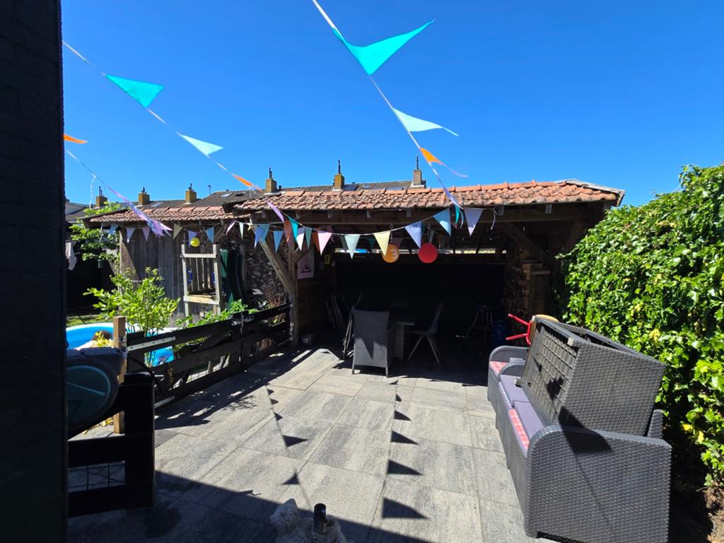 Schuur met overkapping en pannendak, Ophalen, Schuur, Zonder ramen, 500 cm of meer