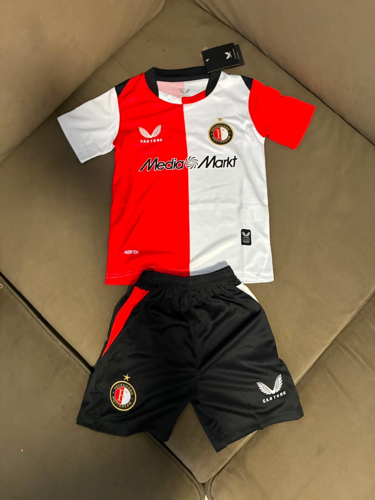 Nieuwste feyenoord tenue voor kids 2026/2027, Sport en Fitness, Voetbal, Maat XS of kleiner, Verzenden, Nieuw, Shirt