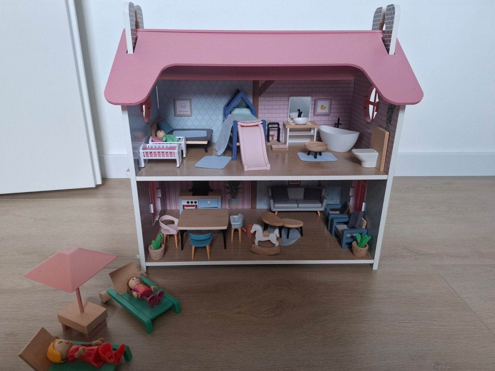 Groot Houten Poppenhuis met Meubels en Poppen, Ophalen of Verzenden
