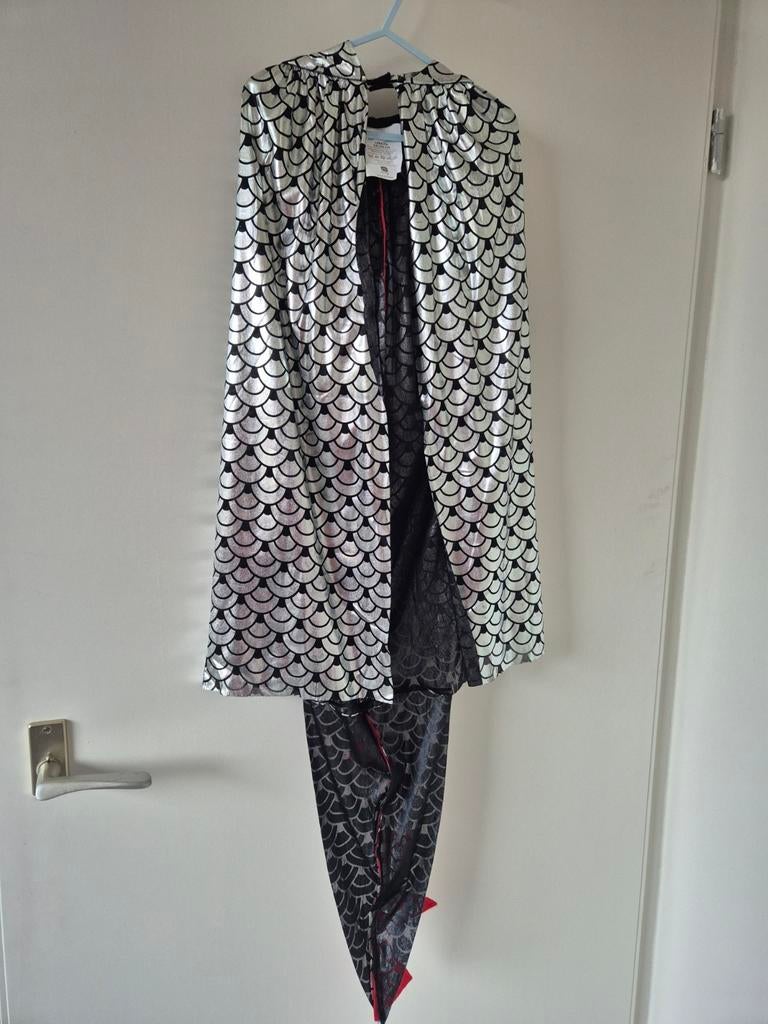 Verkleedcape draak - Zilver/zwart met rode stekels, Ophalen, Gebruikt, Jongen of Meisje