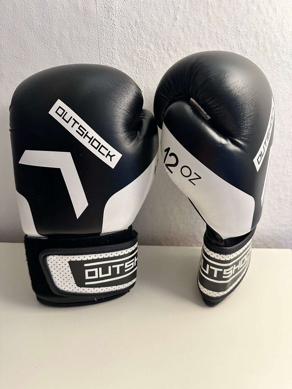 Nieuwe Outshock 12 OZ Bokshandschoenen, Sport en Fitness, Boksen, Ophalen of Verzenden, Nieuw, Bokshandschoenen