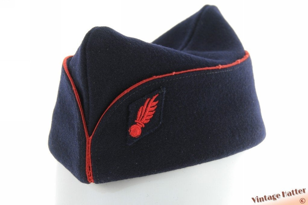 Garrison cap schuitje donker blauw + rood vleugel-symbool 56, Ophalen of Verzenden, Zo goed als nieuw, 57 cm (M, 7⅛ inch) of minder