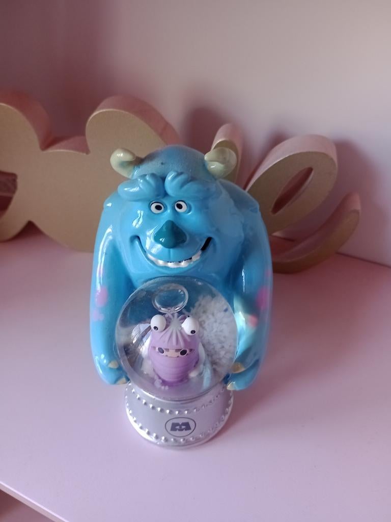Kleine snowglobe Disney s monsters en co, Ophalen of Verzenden, Overige figuren, Beeldje of Figuurtje