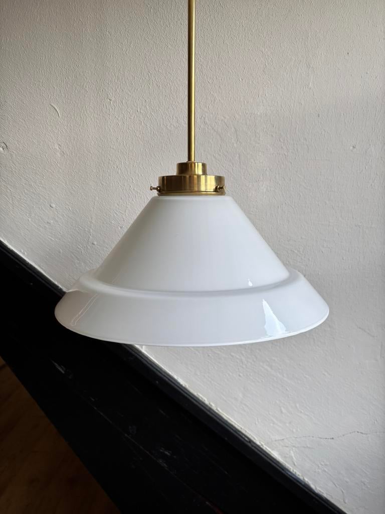 Vintage witte driehoek dak kap melkglas opaline hanglamp wit, Huis en Inrichting, Lampen | Hanglampen, Ophalen of Verzenden, Zo goed als nieuw