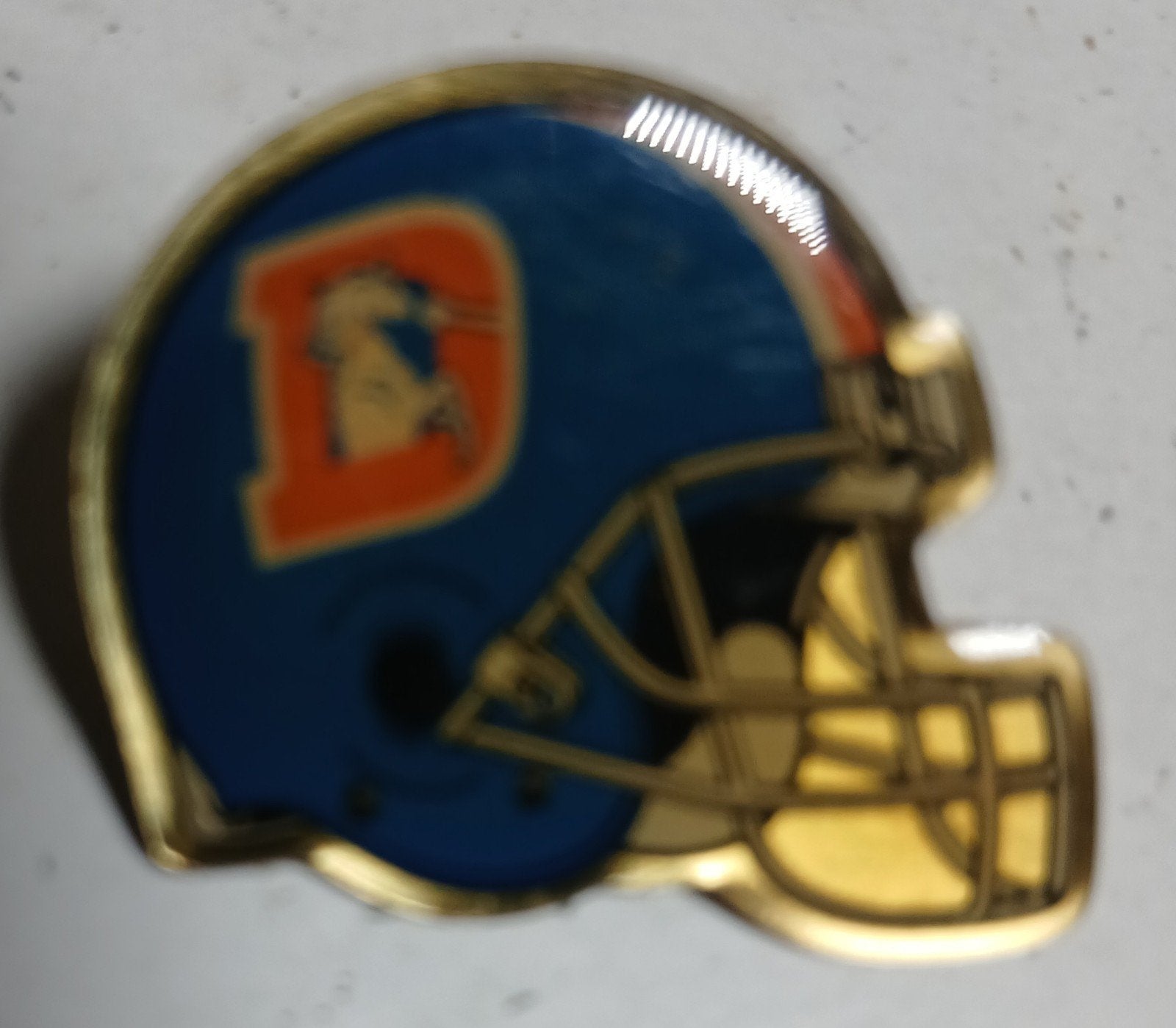 Denver Broncos Helm Speld - NFL Football Pin, Verzamelen, Ophalen of Verzenden, Zo goed als nieuw, Overige sporten, Overige typen