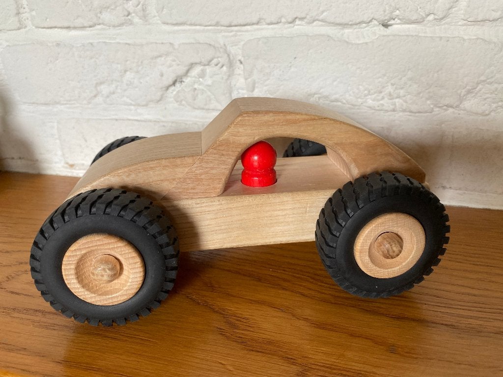 Houten Speelgoedauto met passagier, Ophalen of Verzenden, Zo goed als nieuw, Rij- of Hobbelspeelgoed